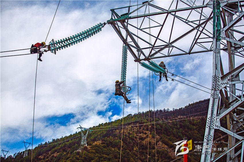 行走在大山深處（康巴傳媒網(wǎng)首屆紀實攝影大賽）