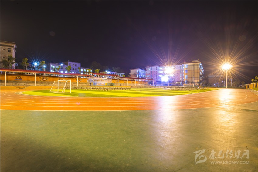 九龍灣壩寄宿制學(xué)?！白兡樣洝? onload=