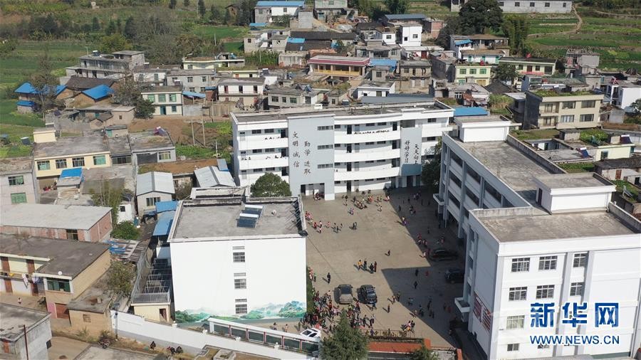 (決戰(zhàn)決勝脫貧攻堅(jiān)·圖文互動)(1)山上的放羊娃不見了——涼山教育扶貧斬?cái)嘭毨А按H傳遞”