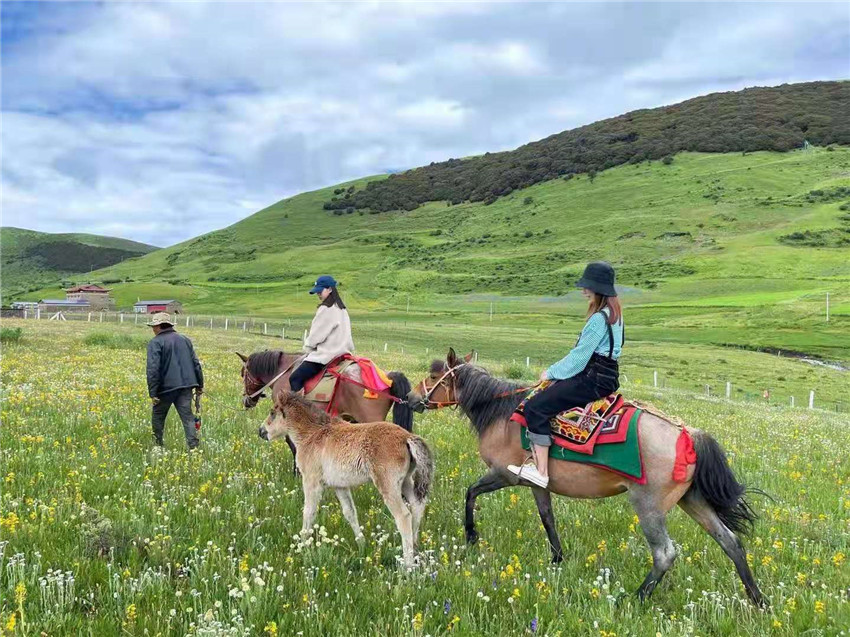 游客在祝?；êｓw驗騎馬  任剛.jpg