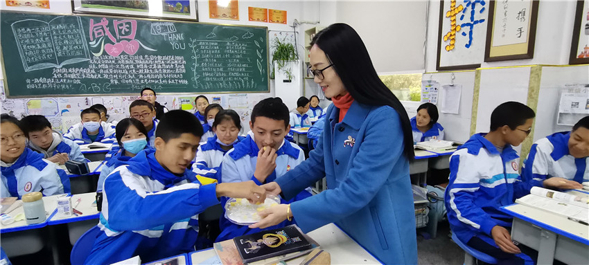 謝玲與學(xué)2.jpg 謝玲與學(xué)2.jpg