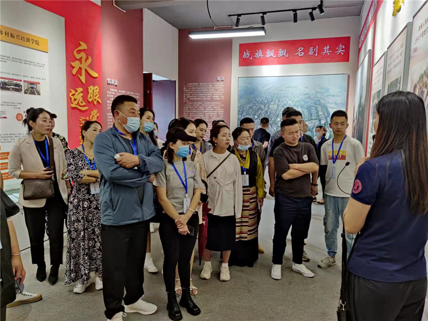 學(xué)員們?cè)趨?jpg 學(xué)員們?cè)趨?jpg