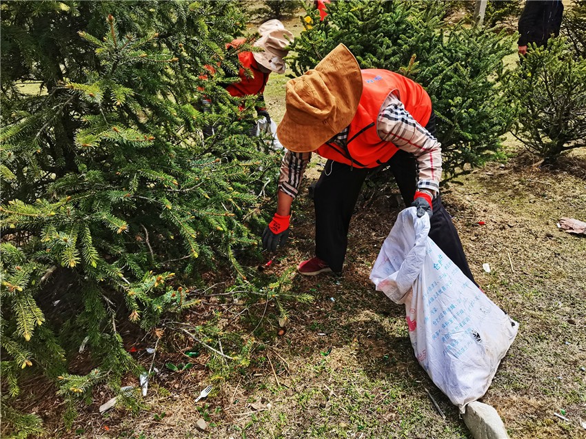 撿拾垃圾.jpg 撿拾垃圾.jpg