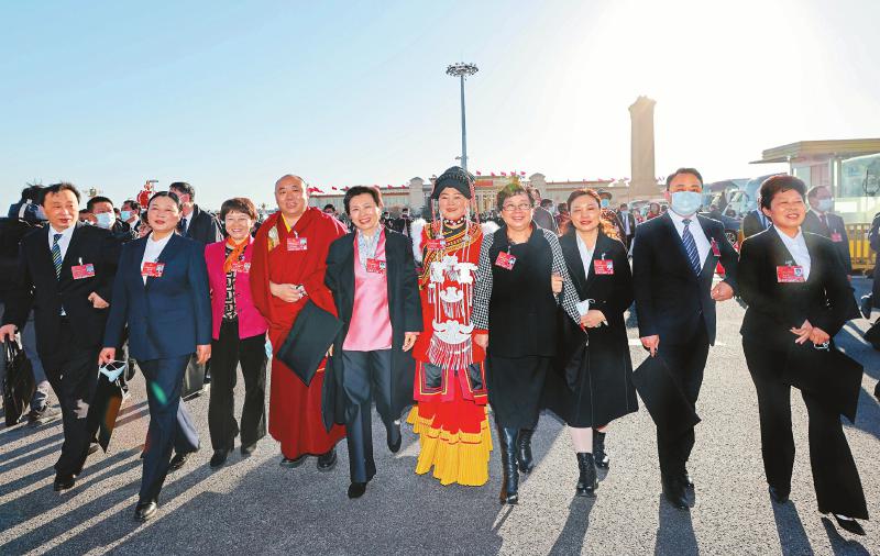 四川代表團(tuán)集中審議.jpg 四川代表團(tuán)集中審議.jpg