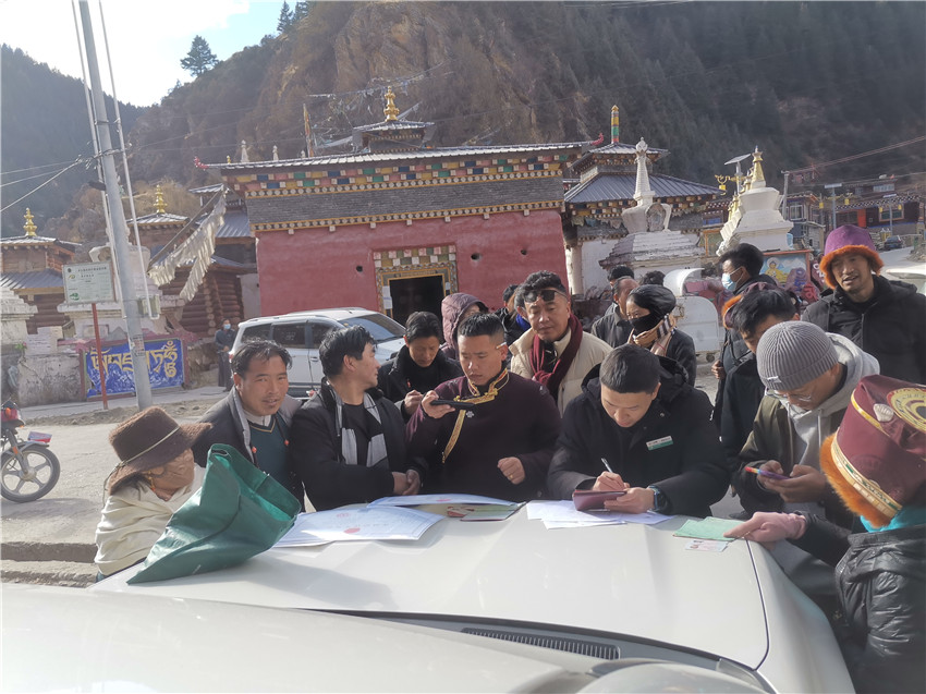 別樣的汽車銀行很接地氣，農(nóng)行德格縣支行開展農(nóng)戶信息建檔，現(xiàn)場為百姓開展金融服務。.jpg