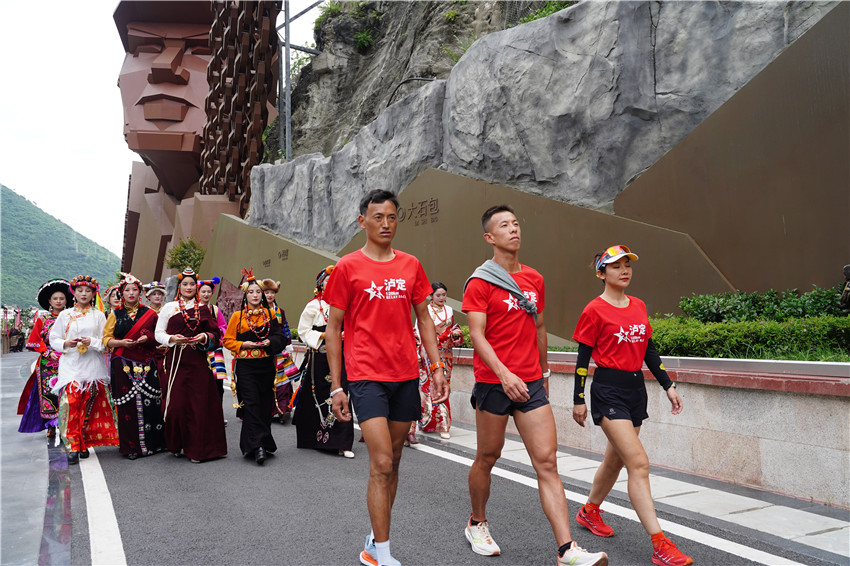 運(yùn)動(dòng)員來到.jpg 運(yùn)動(dòng)員來到.jpg