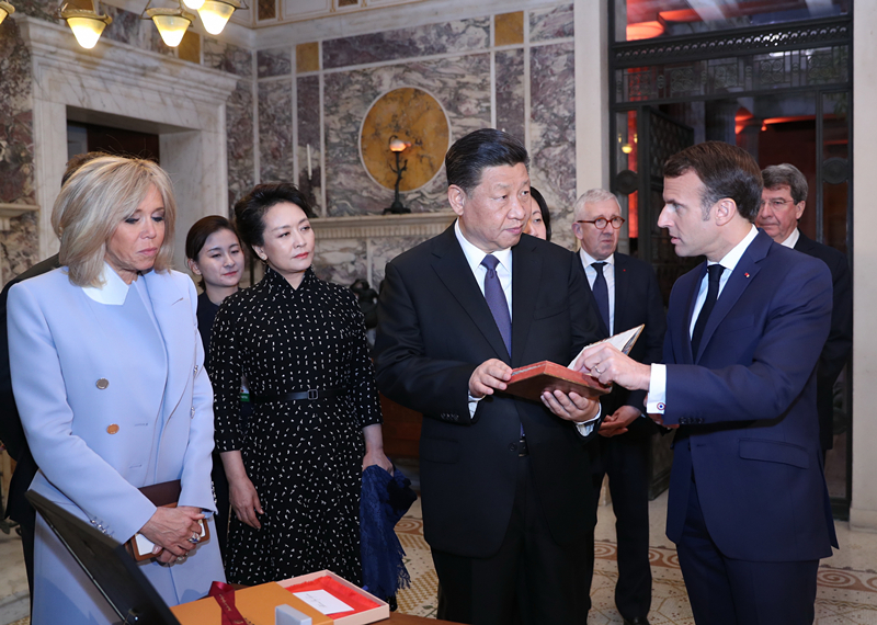 2019年3月24日，習(xí)近平在法國尼斯會見法國總統(tǒng)馬克龍。會見前，馬克龍向習(xí)近平贈送1688年法國出版的首部《論語導(dǎo)讀》法文版原著。