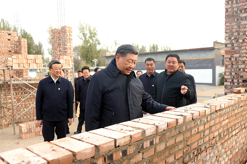 2023年11月10日，習(xí)近平總書記在河北保定涿州市刁窩鎮(zhèn)萬全莊村房屋重建施工現(xiàn)場考察。