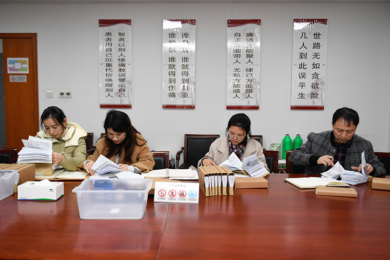 2020年1月8日，浙江寧波市北侖區(qū)紀(jì)委工作人員在檢查北侖區(qū)大數(shù)據(jù)發(fā)展管理中心2019年的公款消費票據(jù)，查找是否存在違規(guī)問題。