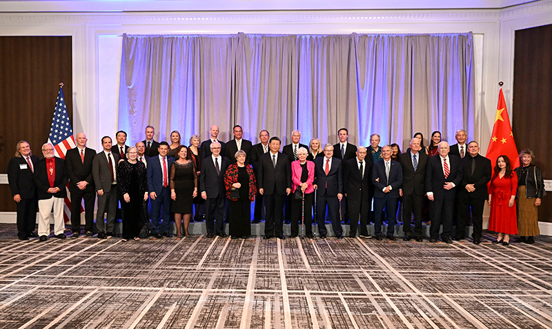 這是美國友好團體聯(lián)合歡迎宴會開始前，習近平主席會見飛虎隊和史迪威將軍后人、鼓嶺、艾奧瓦州、華盛頓州等方面友好人士代表，同他們親切交談并合影留念。