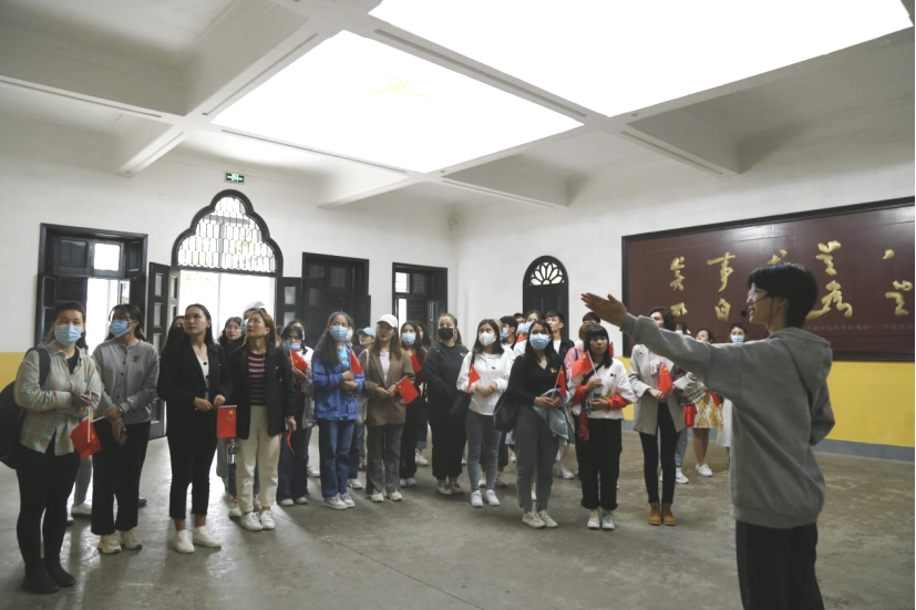 2021年5月20日，在喜迎中國共產(chǎn)黨建黨100周年之際，我校開展了少數(shù)民族學(xué)生“學(xué)黨史、感恩黨、跟黨走”紅色研學(xué)活動。