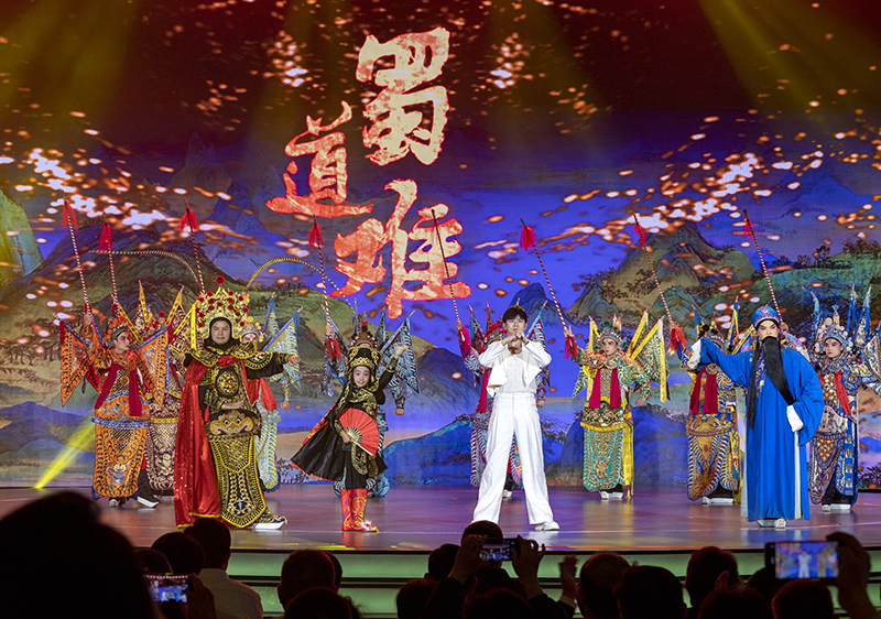 2023年10月13日，成都，“把青春華章寫在祖國大地上”大思政課網(wǎng)絡(luò)主題宣傳和互動引導(dǎo)活動在四川大學(xué)舉行。