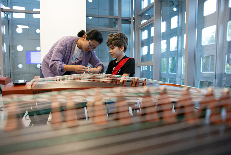 4月29日，在塞爾維亞貝爾格萊德中國文化中心，古箏指導(dǎo)老師王宣（左）在教學(xué)。新華社記者 李京 攝