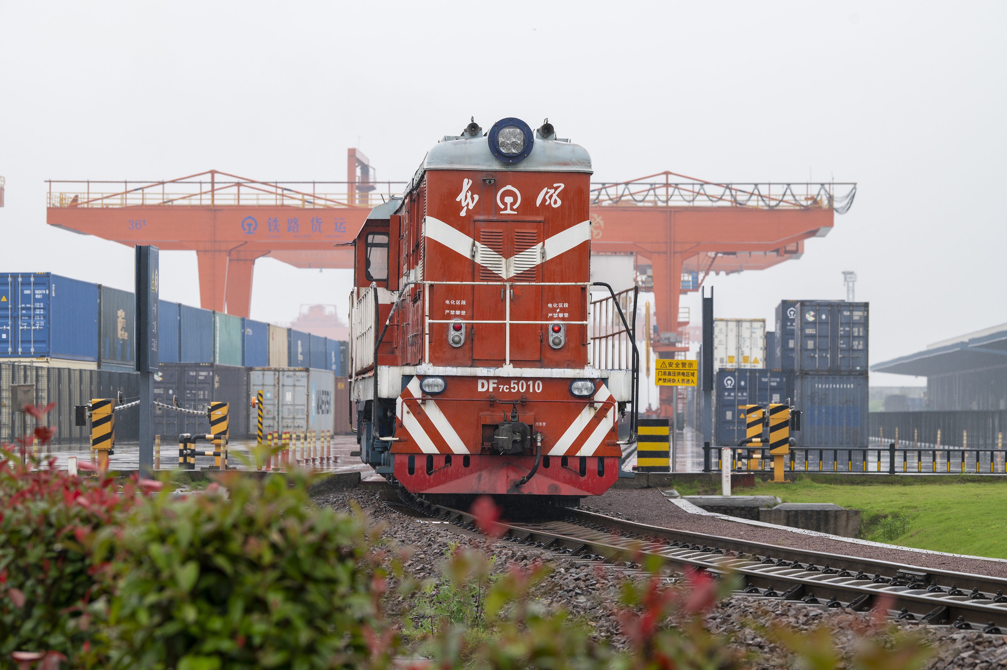 2024年5月5日，“五一”假期最后一天。在浙江省金華市金東區(qū)鐵路金華南站，一列滿載110標(biāo)箱的中歐班列緩緩啟程駛往匈牙利。