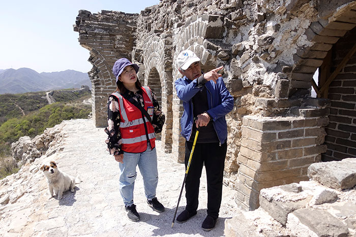 在明長城遺址上，梅景田給外甥女劉紅巖講述長城故事。