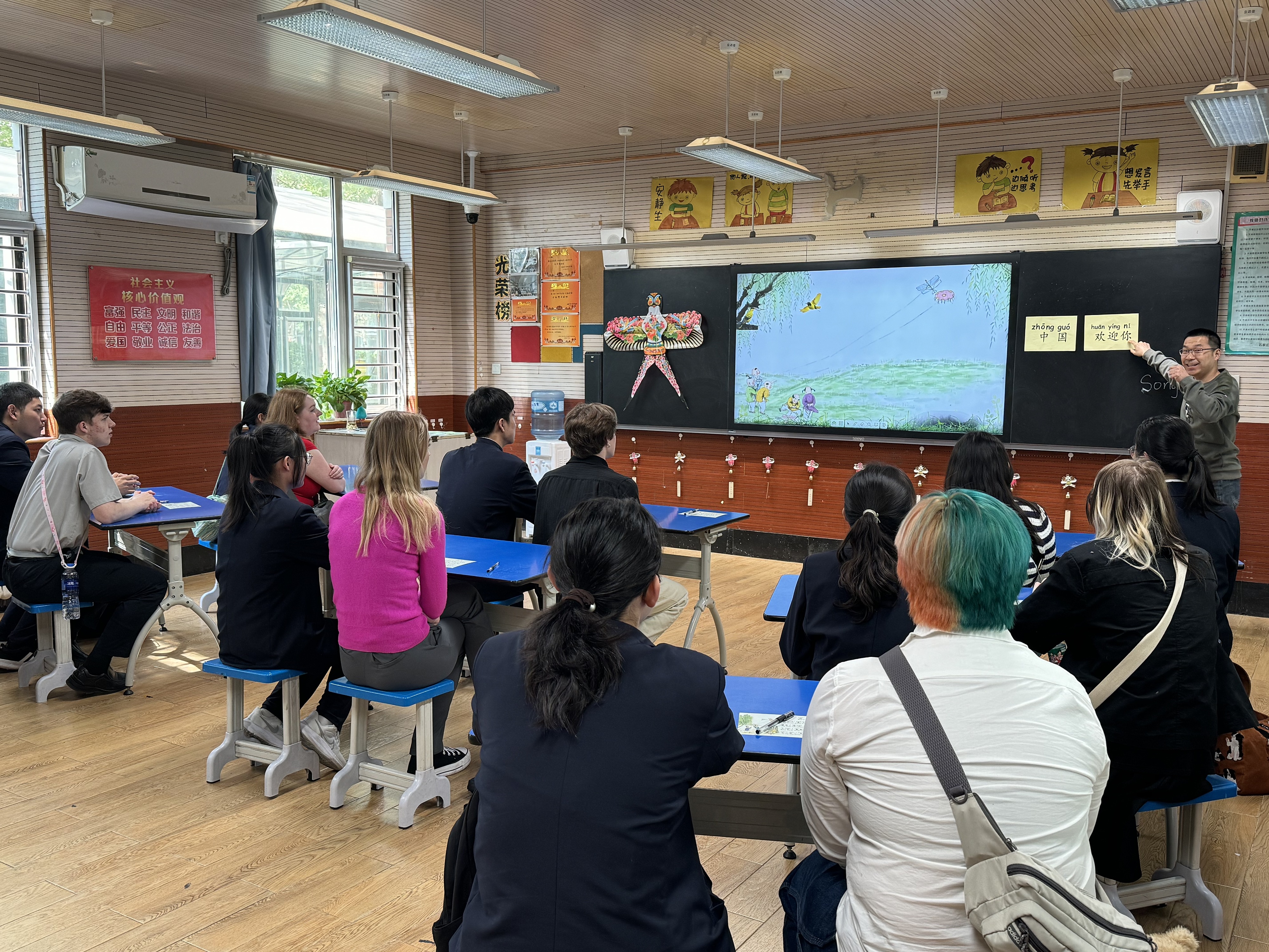 2024年4月20日，美國艾奧瓦州馬斯卡廷高中“友誼傳承”研學團來到石家莊外國語學校，中美學生同上一節(jié)中文課。