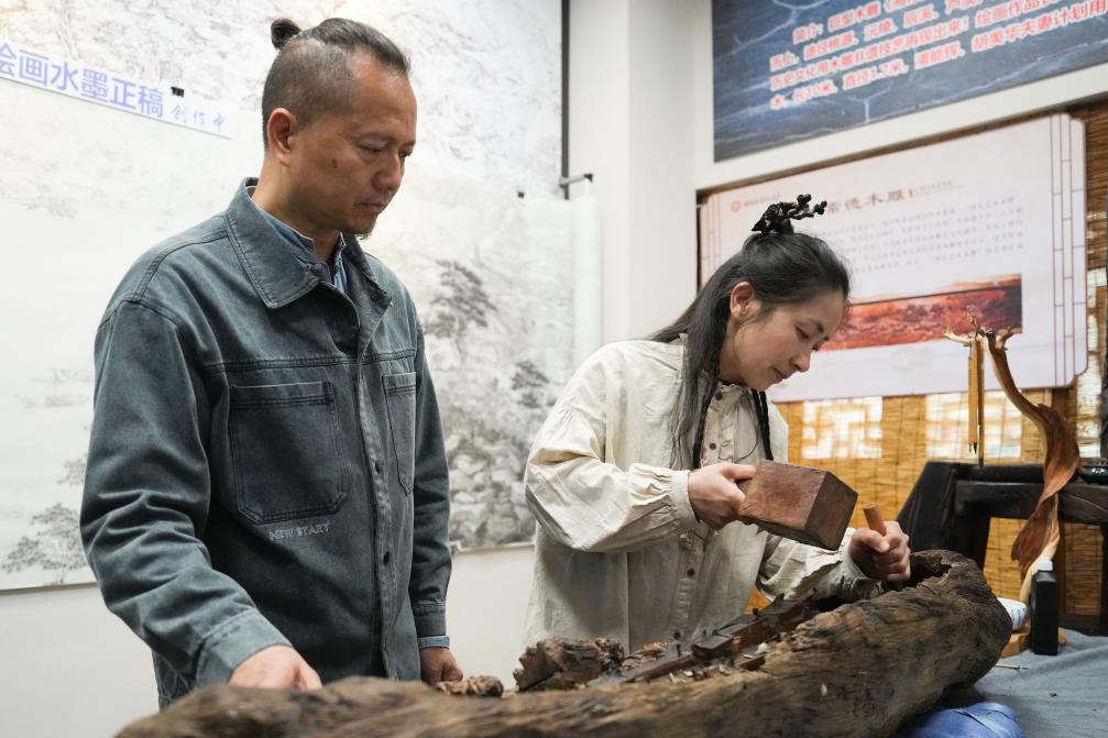 潘能輝和妻子胡美華在湖南常德河街展示木雕。新華社記者 薛宇舸 攝