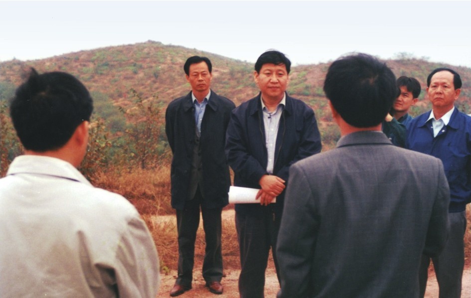 1999年11月，習(xí)近平在龍巖市長汀縣河田水土流失治理區(qū)調(diào)研。圖源：《習(xí)近平在福建（下）》