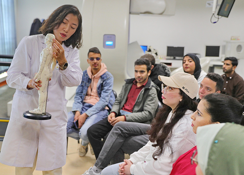 2023年4月19日，河北省秦皇島市中醫(yī)醫(yī)院醫(yī)務(wù)工作者為燕山大學(xué)外國留學(xué)生講解中醫(yī)經(jīng)絡(luò)知識(shí)。