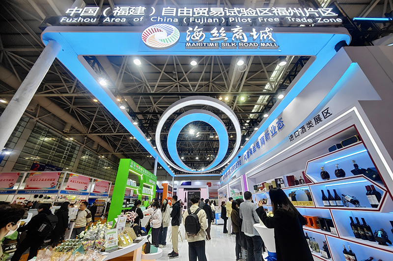 2024年3月18日，第四屆中國跨境電商交易會在福建福州開幕。展會聚焦“鏈接跨境全流域 共建電商新生態(tài)”，集聚全國80余個外貿(mào)產(chǎn)業(yè)帶的上千家供應(yīng)鏈企業(yè)。