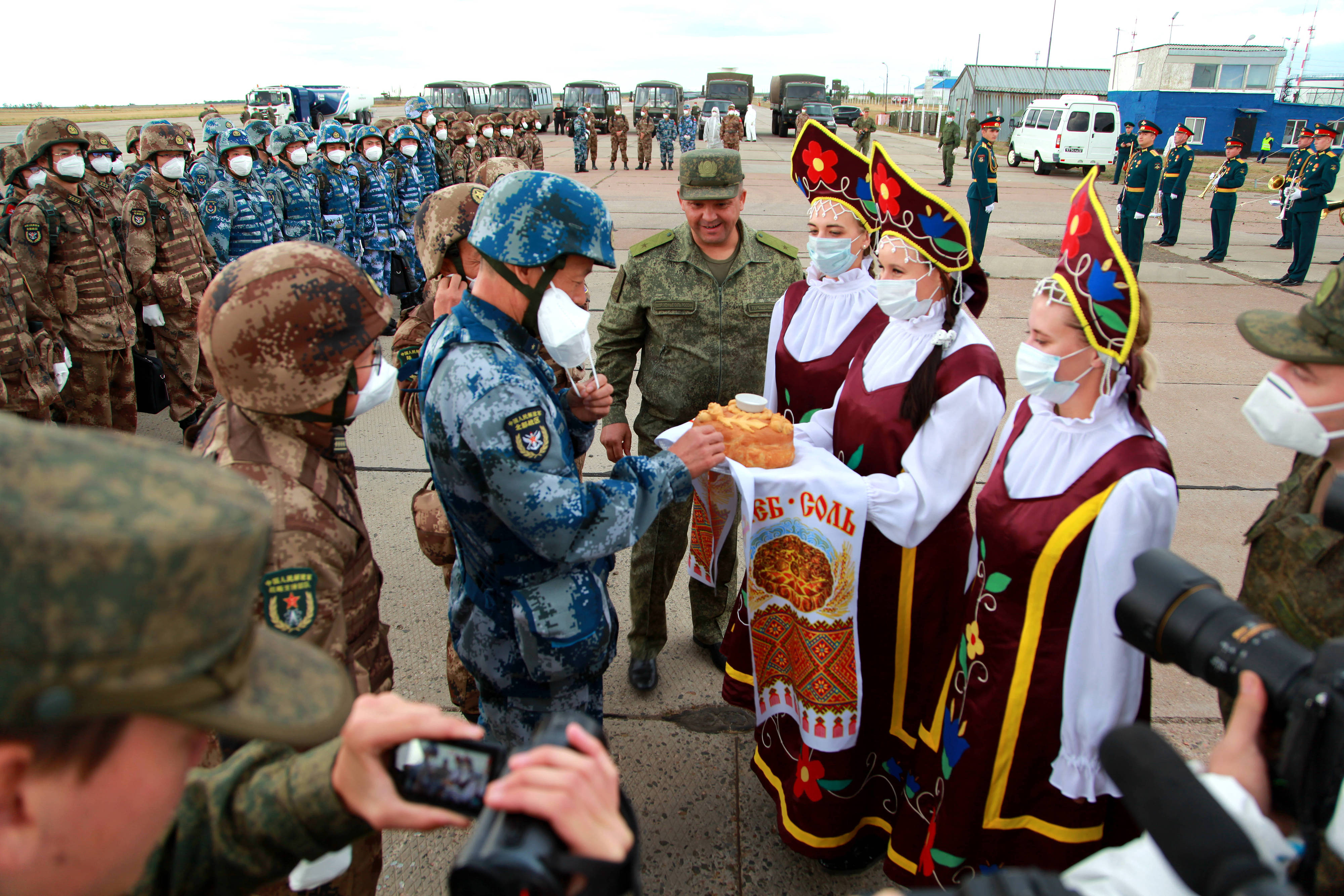當(dāng)?shù)貢r間2021年9月10日，跨境參加“和平使命-2021”上海合作組織成員國聯(lián)合反恐軍演的中方部隊導(dǎo)演部抵達俄羅斯奧倫堡“東古茲”靶場演習(xí)地域。圖為俄方人員為中方人員舉行歡迎儀式。