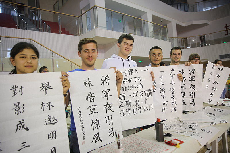 2017年6月5日，來(lái)自青島大學(xué)和中國(guó)石油大學(xué)（華東）的外國(guó)留學(xué)生在展示剛剛現(xiàn)場(chǎng)完成的書(shū)法作品。