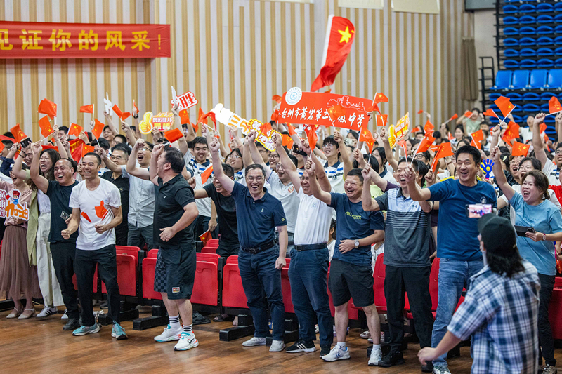 北京時間7月27日，2024年巴黎奧運會首個比賽日，在射擊10米氣步槍混合團體比賽中，中國選手黃雨婷/盛李豪獲得金牌。圖為黃雨婷的母校師生們通過收看奧運直播的方式為她加油助威。