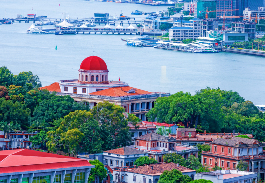 鼓浪嶼素有“萬國建筑博物館”的美譽(yù)，八卦樓作為全國重點(diǎn)文物保護(hù)單位，是鼓浪嶼世界文化遺產(chǎn)核心要素之一。楊勁堅(jiān) 攝