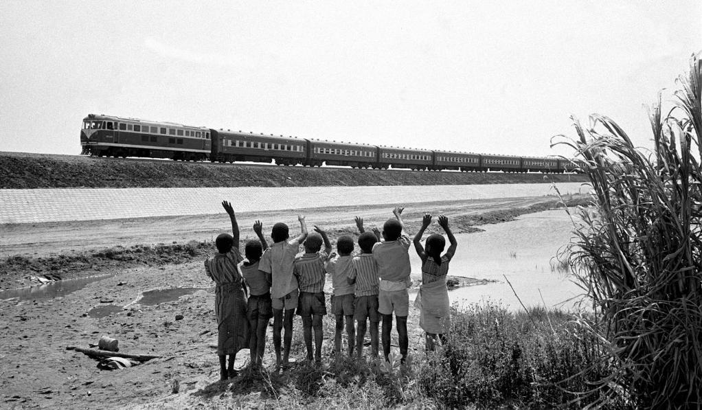 贊比亞魯西瓦西湖畔的少年兒童歡迎坦贊鐵路的列車(chē)通到他們的家鄉(xiāng)（1976年攝）。