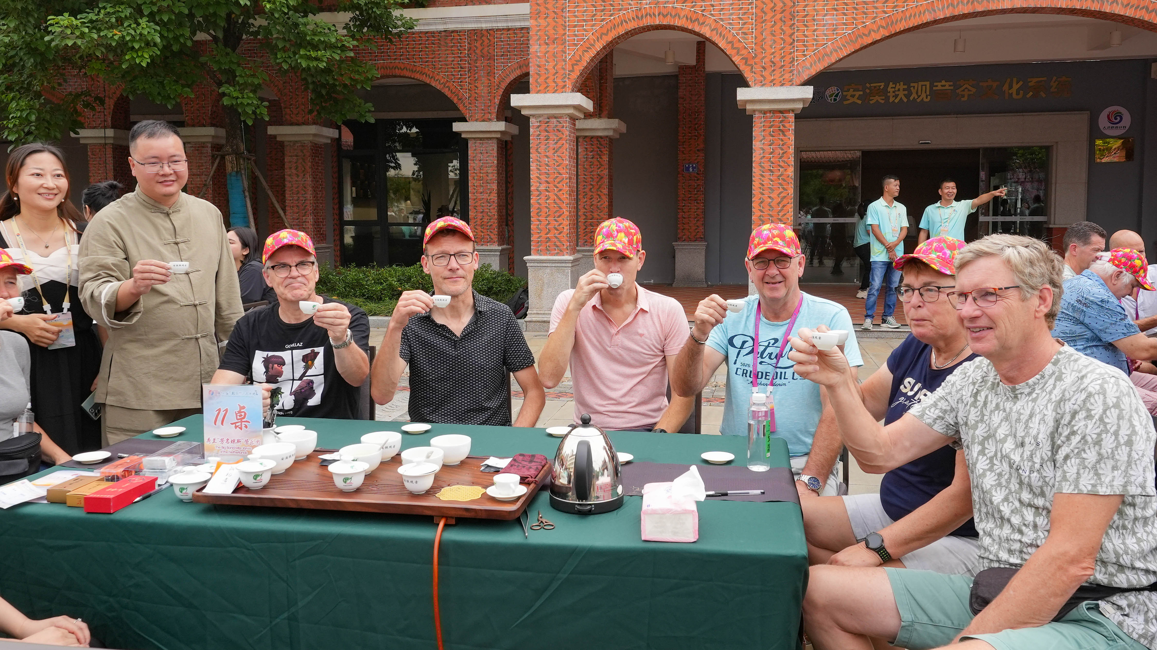 △2023年10月4日，福建泉州，外國(guó)人品中國(guó)茶。